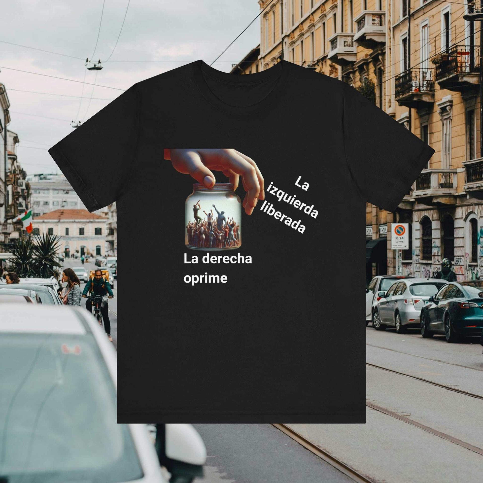 La derecha oprime la izquierda libera text with graphic of a hand holding jar of people, on a blacktee