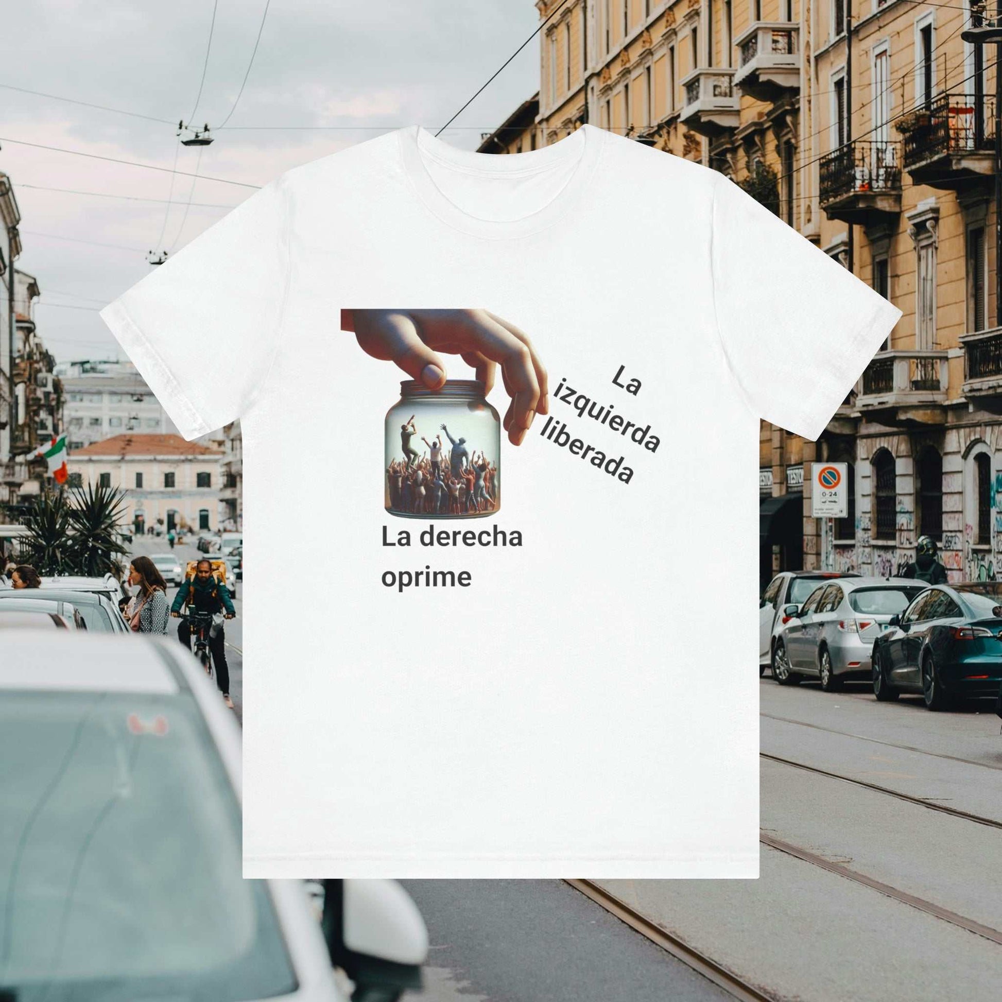 La derecha oprime, la izquierda libera text with graphic of a hand holding jar of people, on a white tee