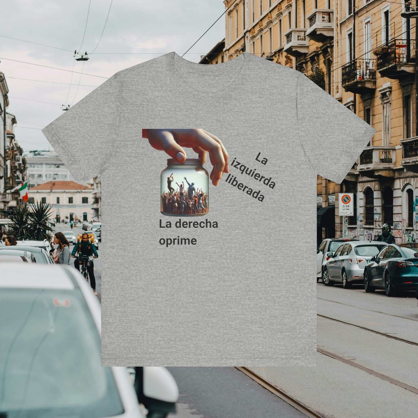 La derecha oprime la izquierda libera text with graphic of a hand holding jar of people, on a grey tee