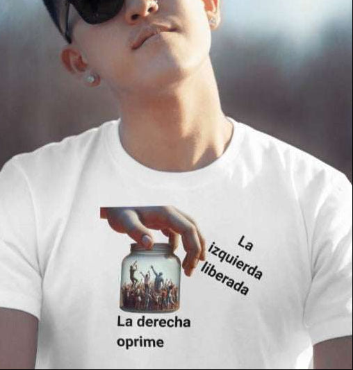 La derecha oprime la izquierda libera text with graphic of a hand holding jar of people, on a white tee